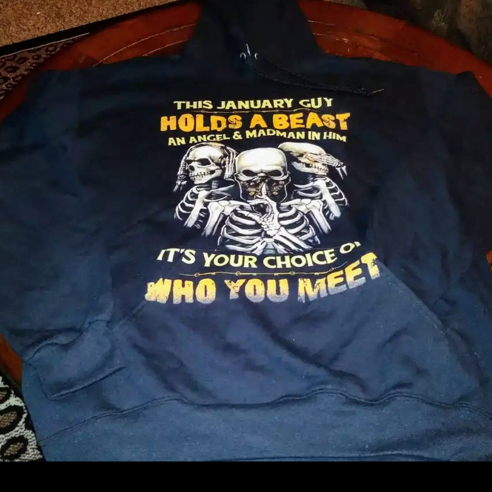 JANUARY GUY SKULLS  HOODIES SIZE LARGE